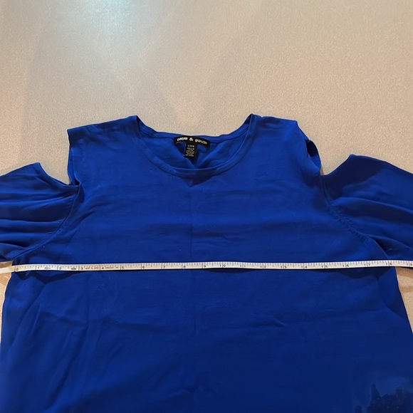 Cable & Gauge woman’s blue sweater with a peekaboo shoulder size large - Picture 2 of 5